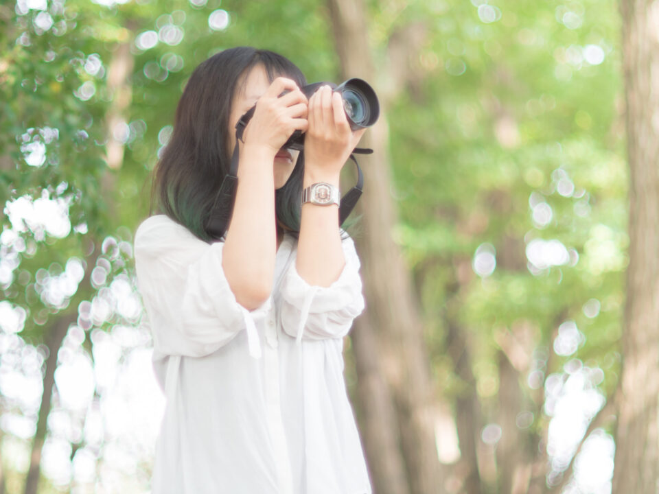 白飛び対策をして撮影する女性