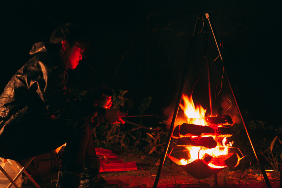 キャンプで睡眠前に防寒対策する男性
