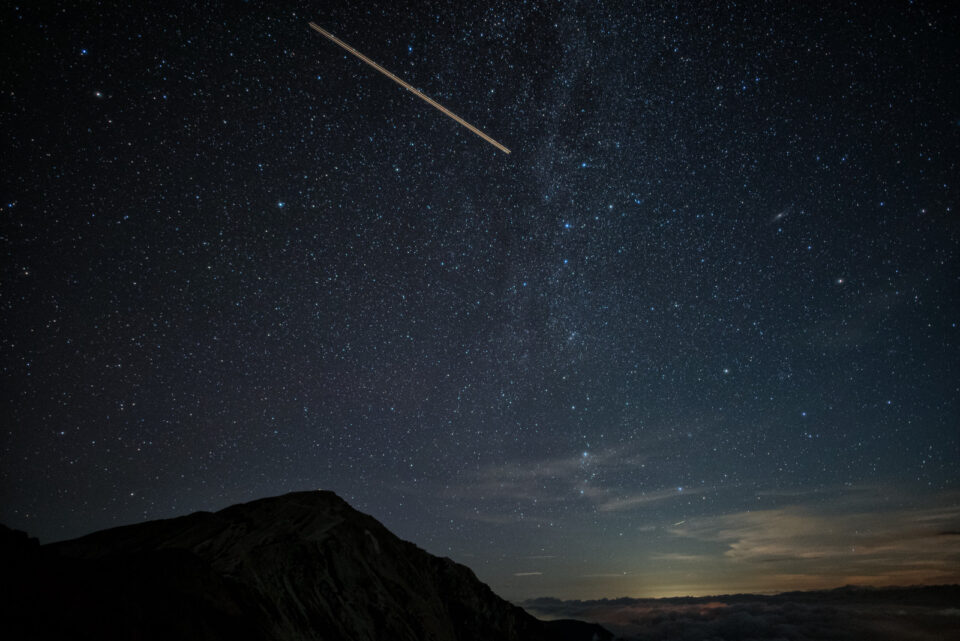 キャンプで星空を写真撮影
