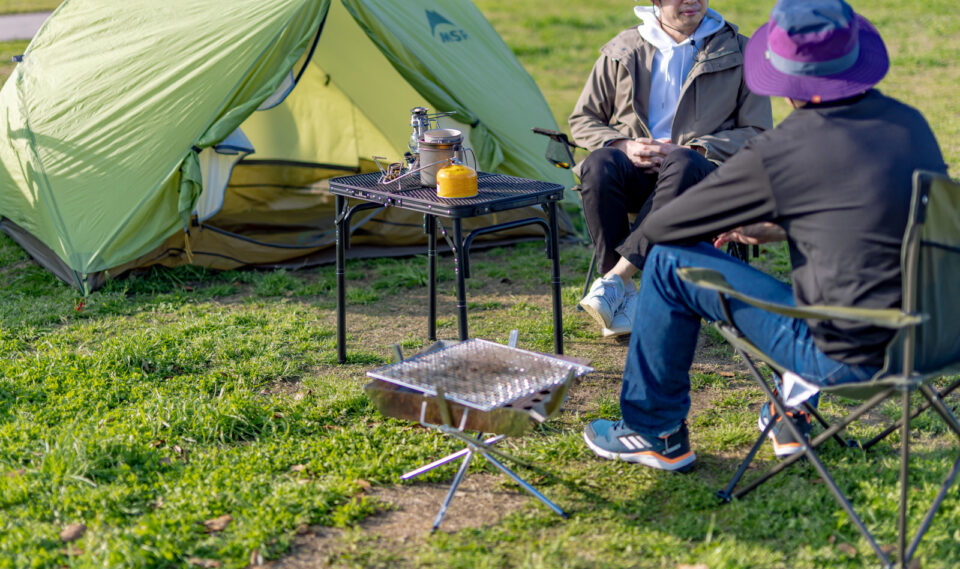 キャンプを楽しく過ごす男性